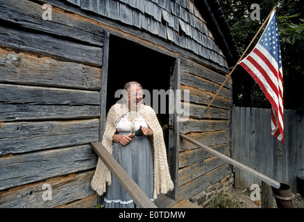 Ein Lehrer empfängt die Besucher in das Vintage Schulhaus an der Ozark Folk Center, eine lebendige Geschichte Staatspark in Mountain View, Arkansas, USA. Stockfoto