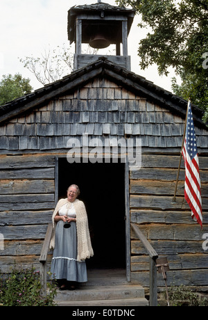 Ein Lehrer empfängt die Besucher in das Vintage Schulhaus an der Ozark Folk Center, eine lebendige Geschichte Staatspark in Mountain View, Arkansas, USA. Stockfoto