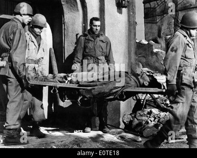 Lee Marvin, (L), am Set des Films, "Angriff", 1956 Stockfoto