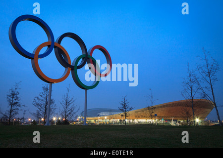 Die Olympischen Ringe und die Olympischen Velodrom im Queen Elizabeth Olympic Park, London Stockfoto