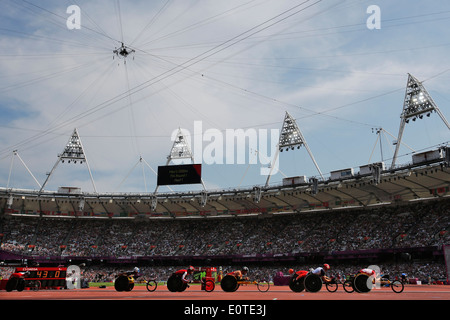 Athleten kämpfen, während die Männer 1500 m - T54 Runde 1 im Olympiastadion während der 2012 Paralympischen Spiele in London, London, Großbritannien, 3. September 2012. Stockfoto