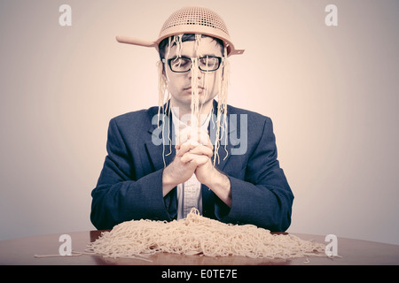 Pastafarian tragen ein Sieb für Pasta bis zu den Flying Spaghetti Monster zu beten. Stockfoto