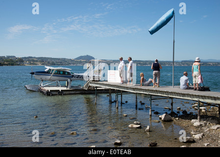 Lake Taupo Touristen und Wasserflugzeug auf der nördlichen Insel New Zealand Stockfoto