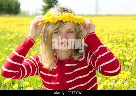 Mädchen mit einem Löwenzahn Krone Stockfoto