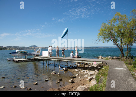 Lake Taupo Touristen und Wasserflugzeug auf der nördlichen Insel New Zealand Stockfoto