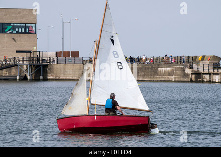 Dinghy racing mit der West-Cheshire-Segelclub auf New Brighton Meeres-See. Stockfoto