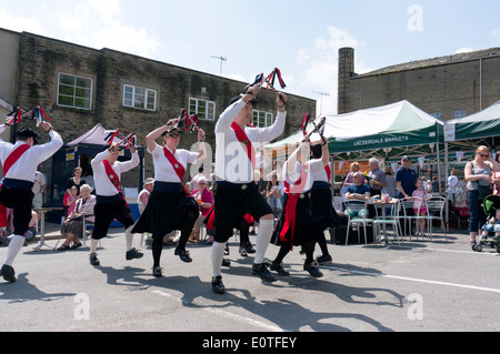 Morris Tänzerinnen bei Total lokal Markt in Sowerby Bridge, West Yorkshire Stockfoto