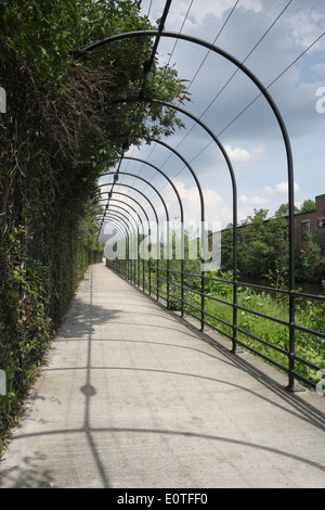 Fußweg entlang der fünf Weiber am Fluss Don in Sheffield England River Walk Stockfoto