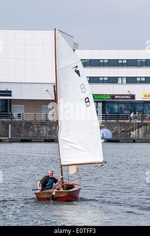 Dinghy racing mit der West-Cheshire-Segelclub auf New Brighton Meeres-See. Stockfoto