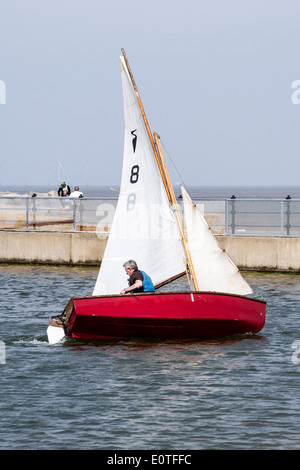 Dinghy racing mit der West-Cheshire-Segelclub auf New Brighton Meeres-See. Stockfoto