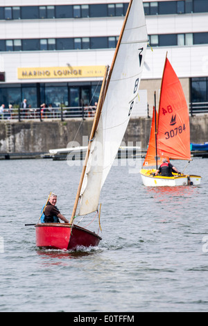 Dinghy racing mit der West-Cheshire-Segelclub auf New Brighton Meeres-See. Stockfoto