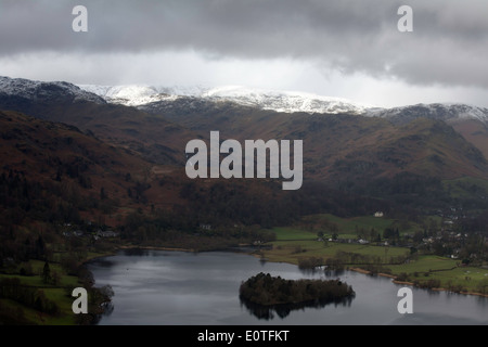 Gewitterwolken über Grasmere mit Spitze Felsen im Hintergrund aus Loughrigg fiel Seenplatte Cumbria England Stockfoto