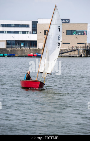 Dinghy racing mit der West-Cheshire-Segelclub auf New Brighton Meeres-See. Stockfoto