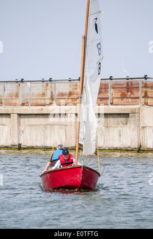 Dinghy racing mit der West-Cheshire-Segelclub auf New Brighton Meeres-See. Stockfoto