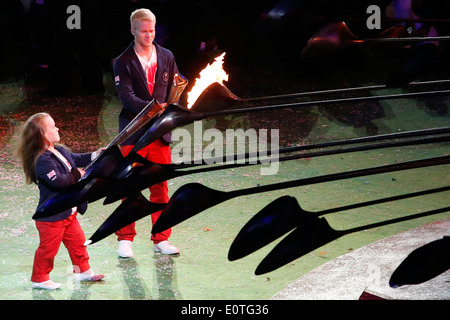 Großbritanniens Schwimmer Eleanor Simmonds (L) und Sprinter Jonnie Peacock sammeln die Paralympische Flamme, wie der Kessel zum letzten Mal während während der Abschlussfeier der London Paralympischen Spiele 2012, London, Großbritannien, 9. September 2012 abwickelt. Stockfoto