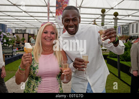 Chelsea, London, UK. 19. Mai 2014. Vanessa Feltz und ihr Partner Ben Ofoedu genießen Sie Champagner und Eis bei der RHS Chelsea Flower Show 201 Kredit: Keith Larby/Alamy Live News Stockfoto