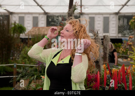 Chelsea, London, UK. 19. Mai 2014. Charlie Dimmock besucht RHS Chelsea Flower Show 201 Credit: Keith Larby/Alamy Live News Stockfoto