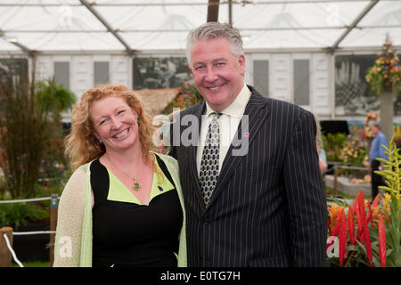 Chelsea, London, UK. 19. Mai 2014. Charlie Dimmock und Tommy Walsh posieren in einem Festzelt an der RHS Chelsea Flower Show 201 Kredit: Keith Larby/Alamy Live News Stockfoto