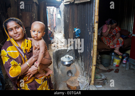 Bangladeshi Menschen in Slums Teil Dhaka in extremer Armut leben. Stockfoto