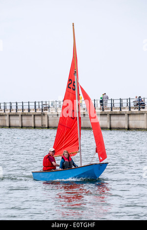 Dinghy racing mit der West-Cheshire-Segelclub auf New Brighton Meeres-See. Stockfoto