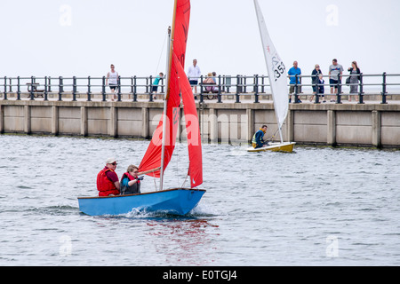 Dinghy racing mit der West-Cheshire-Segelclub auf New Brighton Meeres-See. Stockfoto