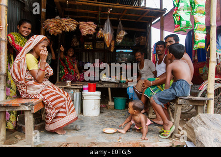 Kleines Geschäft im Elendsviertel Teil von Dhaka Bangladesch Stockfoto