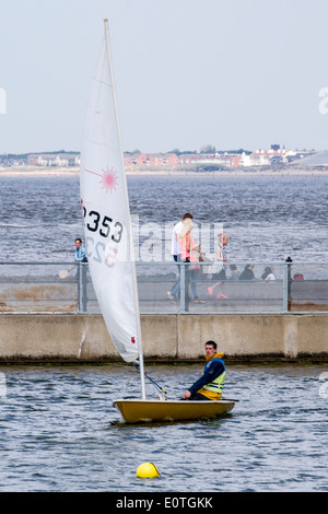 Dinghy racing mit der West-Cheshire-Segelclub auf New Brighton Meeres-See. Stockfoto