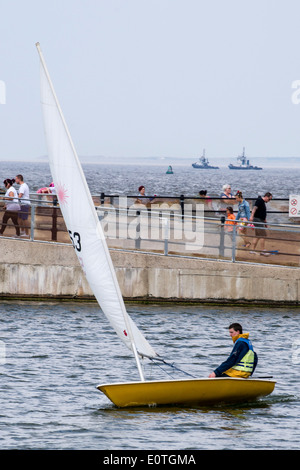 Dinghy racing mit der West-Cheshire-Segelclub auf New Brighton Meeres-See. Stockfoto