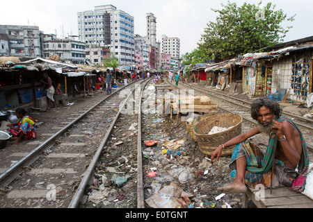 Bangladeshi Menschen in Shanty Teil Dhaka entlang Eisenbahnschienen, die in extremer Armut leben. Stockfoto