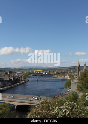 Ansicht der Brücke über den Fluss Ness mit Ben Wyvis inverness Schottland Mai 2014 Stockfoto