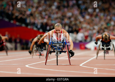 Hannah Cockroft von Großbritannien feiert Gewinn der Goldmedaille nach der Frauen 200m - Finale T34 im Olympiastadion während der 2012 Paralympischen Spiele in London, London, Großbritannien, 6. September 2012. Stockfoto