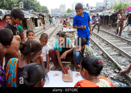 Bangladeshi Menschen in Shanty Teil Dhaka entlang Eisenbahnschienen, die in extremer Armut leben. Stockfoto