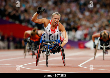 Hannah Cockroft von Großbritannien feiert Gewinn der Goldmedaille nach der Frauen 200m - Finale T34 im Olympiastadion während der 2012 Paralympischen Spiele in London, London, Großbritannien, 6. September 2012. Stockfoto