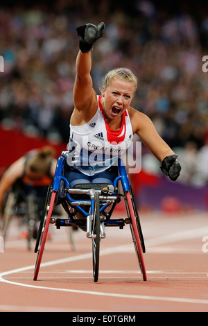 Hannah Cockroft von Großbritannien feiert Gewinn der Goldmedaille nach der Frauen 200m - Finale T34 im Olympiastadion während der 2012 Paralympischen Spiele in London, London, Großbritannien, 6. September 2012. Stockfoto