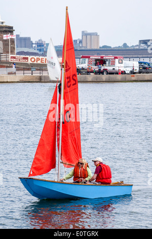 Dinghy racing mit der West-Cheshire-Segelclub auf New Brighton Meeres-See. Stockfoto