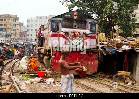 Bangladeshi Menschen in Shanty Teil Dhaka entlang Eisenbahnschienen, die in extremer Armut leben. Stockfoto