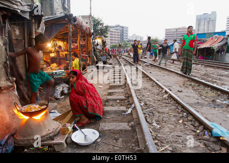 Bangladeshi Menschen in Shanty Teil Dhaka entlang Eisenbahnschienen, die in extremer Armut leben. Stockfoto