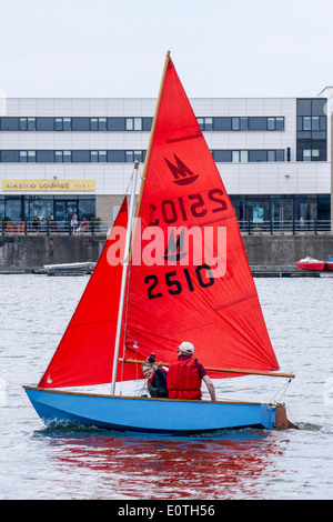 Dinghy racing mit der West-Cheshire-Segelclub auf New Brighton Meeres-See. Stockfoto