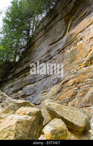 großen Sandsteinfelsen mit Felsen, die in der Vergangenheit verwandelt sich in Pulver auf dem Boden, St Louis State Park Illinois gefallen sind Stockfoto