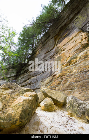 großen Sandsteinfelsen mit Felsen, die in der Vergangenheit verwandelt sich in Pulver auf dem Boden, St Louis State Park Illinois gefallen sind Stockfoto