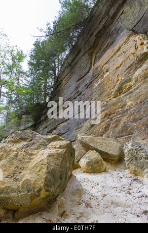 großen Sandsteinfelsen mit Felsen, die in der Vergangenheit verwandelt sich in Pulver auf dem Boden, St Louis State Park Illinois gefallen sind Stockfoto
