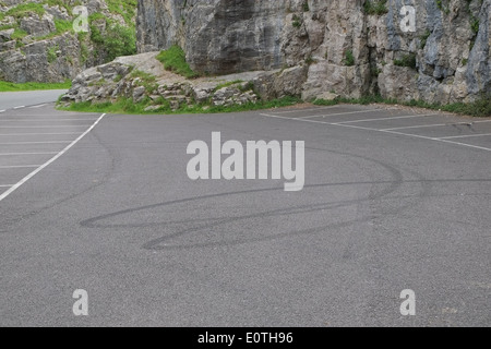 19. Mai 2014 - die Skid Marks, die junge gelangweilte Fahrer im ländlichen Raum in ihren Custom Cars hinterlassen haben, Cheddar Gorge, Somerset, England, GB. Stockfoto