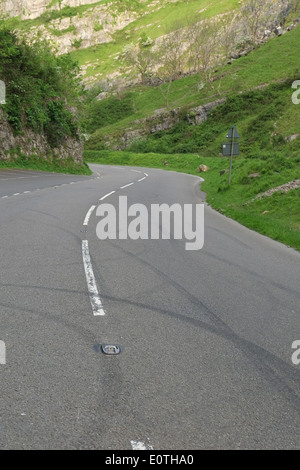 19. Mai 2014 - die Skid Marks, die junge gelangweilte Fahrer im ländlichen Raum in ihren Custom Cars hinterlassen haben, Cheddar Gorge, Somerset, England, GB. Stockfoto