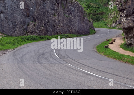 19. Mai 2014 - die Skid Marks, die junge gelangweilte Fahrer im ländlichen Raum in ihren Custom Cars hinterlassen haben, Cheddar Gorge, Somerset, England, GB. Stockfoto