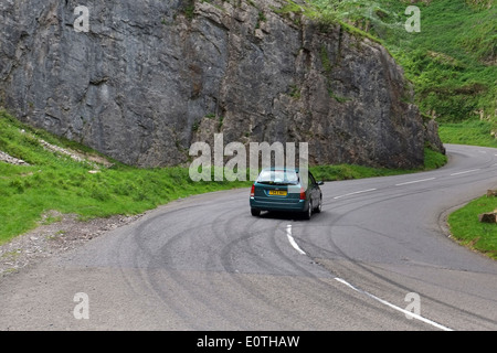 19. Mai 2014 - die Skid Marks, die junge gelangweilte Fahrer im ländlichen Raum in ihren Custom Cars hinterlassen haben, Cheddar Gorge, Somerset, England, GB. Stockfoto