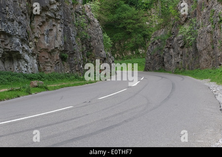 19. Mai 2014 - die Skid Marks, die junge gelangweilte Fahrer im ländlichen Raum in ihren Custom Cars hinterlassen haben, Cheddar Gorge, Somerset, England, GB. Stockfoto