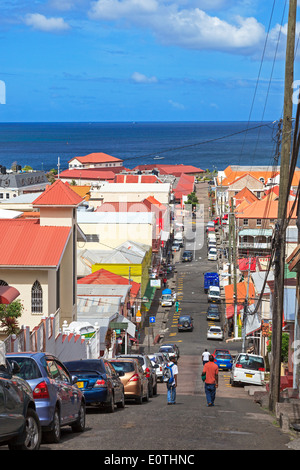 Blick entlang eine typische Straße in St. George, Grenada in Richtung Karibik, Ostindien Stockfoto