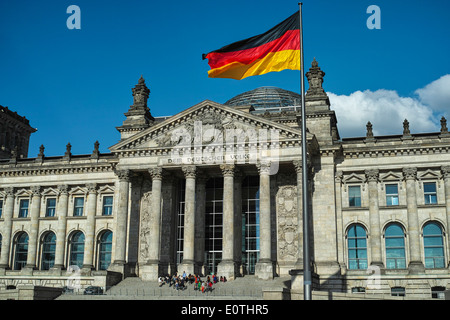 Deutschen Reichstag Vorderseite mit Fahne in der Sonne am Abend. Stockfoto