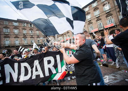 Turin, Italien. 18. Mai 2014. Juventus-Fans feiern den Gewinn der italienischen Meisterschaft © Mauro Ujetto/NurPhoto/ZUMAPRESS.com/Alamy Live News Stockfoto