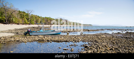 Boot bei Ebbe am Strand von Cabuye in der Nähe von Montezuma auf der Nicoya Halbinsel Costa Rica gestrandet